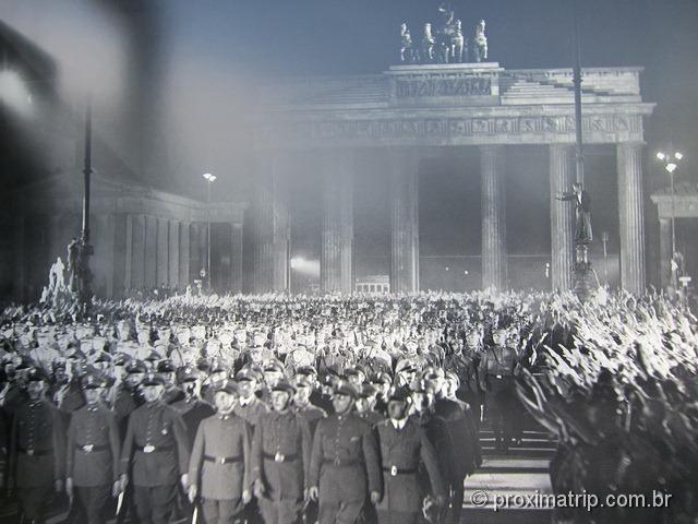 Tropas nazistas no Portão de Brandemburgo (Brandenburger Tor)