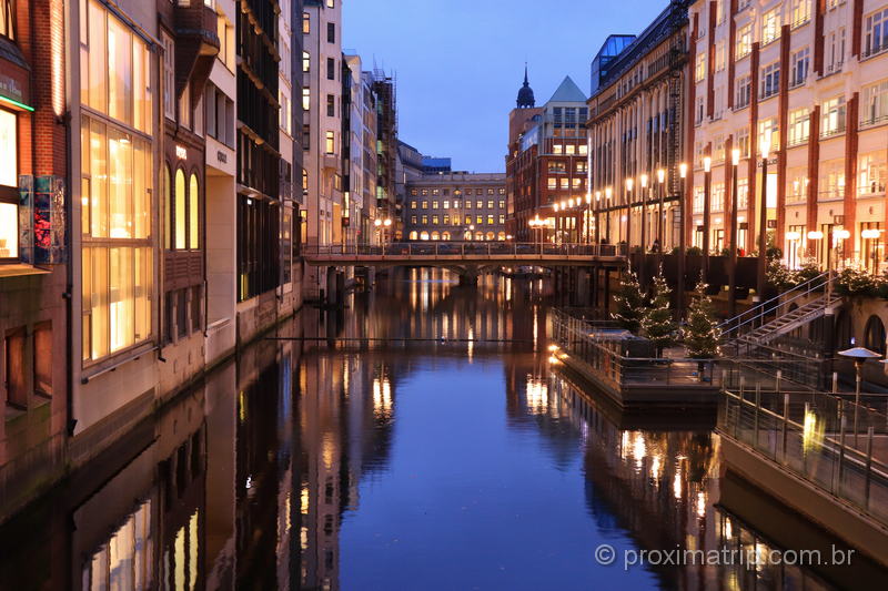 Canal de Hamburgo, à noite.