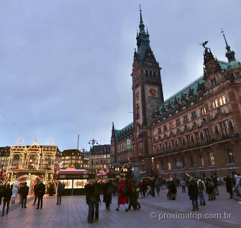 O edifício imponente da Prefeitura (Rathaus) de Hamburgo